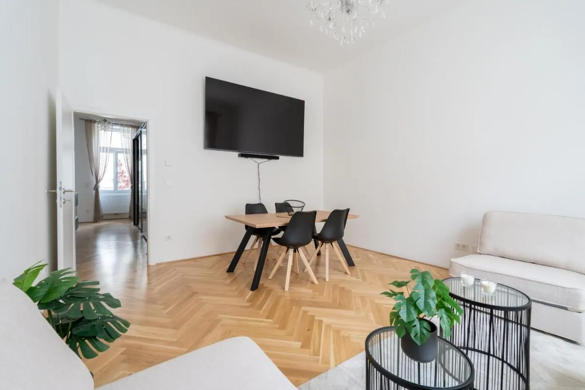 Luxurious Viennese Old Style Apartment - 3