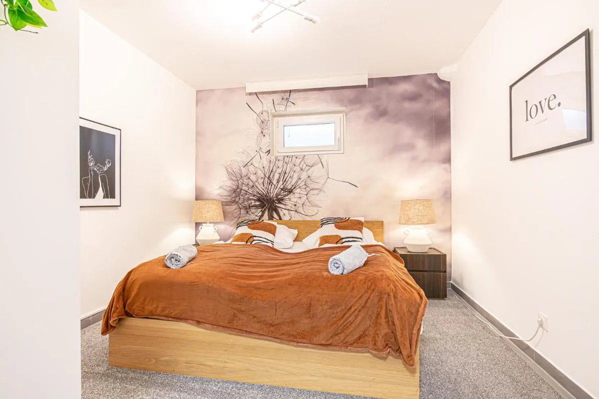 Luxury Vienna 6BR-4BA Villa with Private Pool & Sauna – Pets allowed - 3