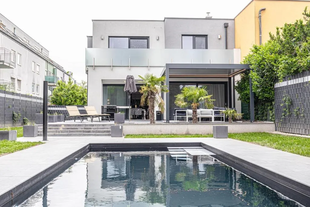 Luxury Vienna 6BR-4BA Villa with Private Pool & Sauna – Pets allowed