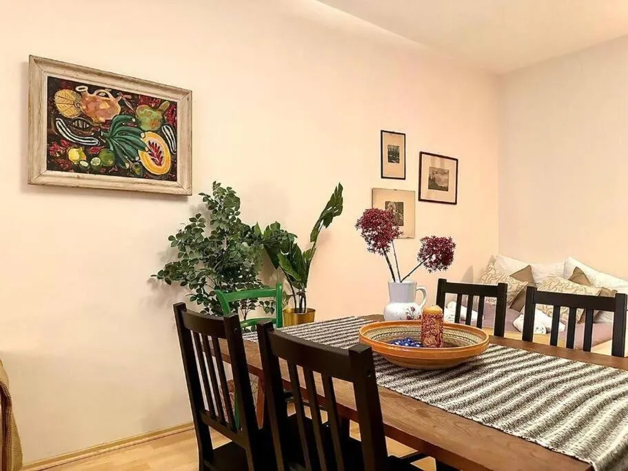 Next To First District, Traditional Vienna Apartment - 2