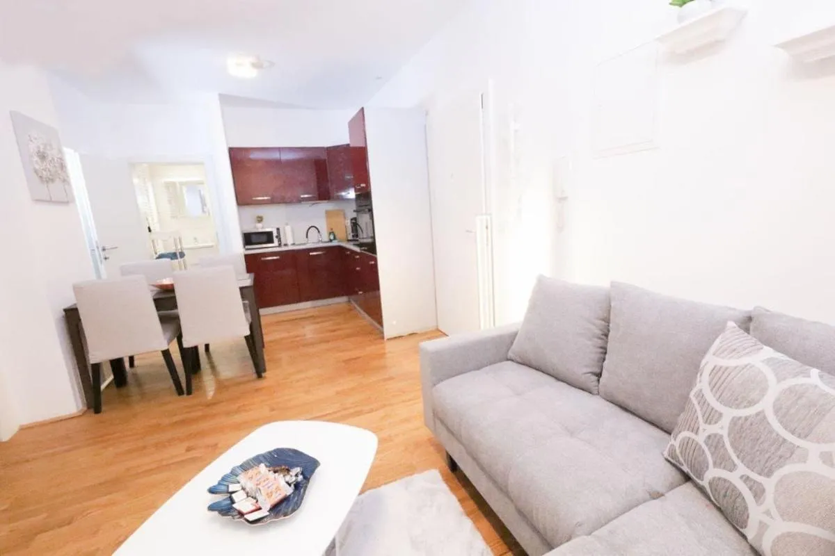 Next to City Center and Central Station, Apt. 10 - 2