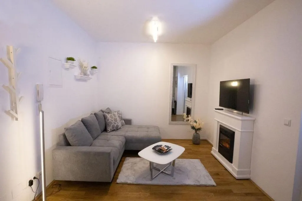 Next to City Center and Central Station, Apt. 10