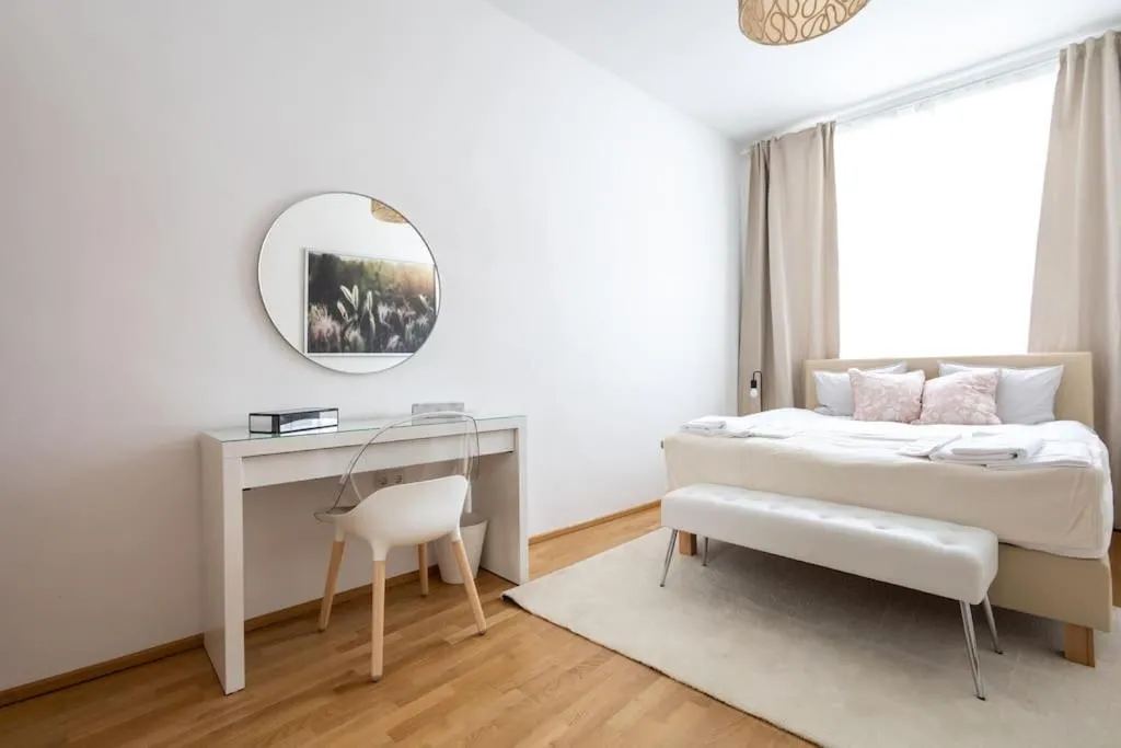 OrestaLiving – 2BR On the Danube Canal