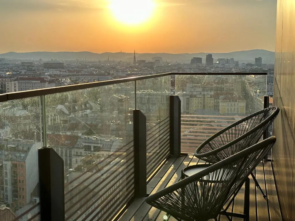 PANORAMA SKY Apartment I Rooftop Pool I Metro station