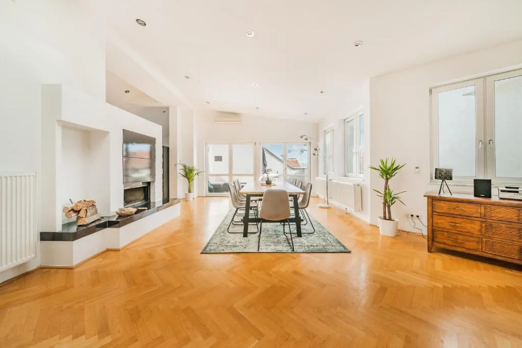 Penthouse apartment – Sauna – Terrasse – Kamin – AC
