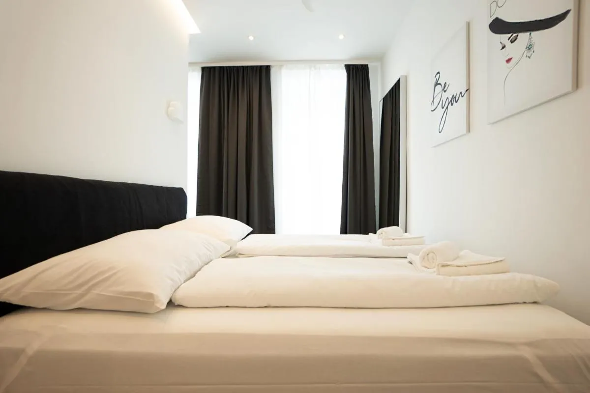 Posh studio with a king-size bed and modern design - 3