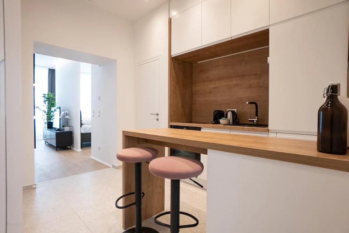 Posh studio with a king-size bed and modern design - 2