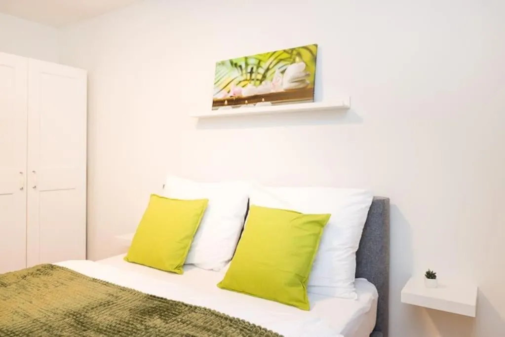 Premium City Apartment with balcony! Free Garage Parking included! - 3