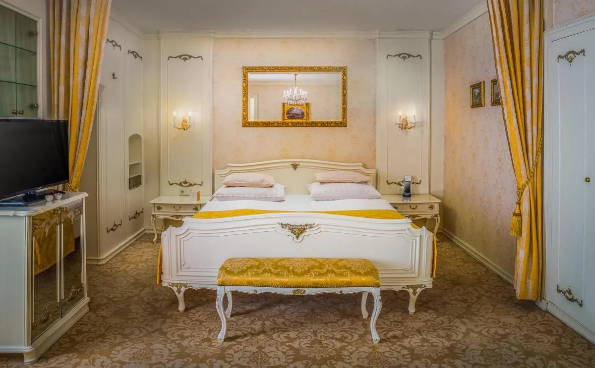 Schlosshotel Römischer Kaiser - 2