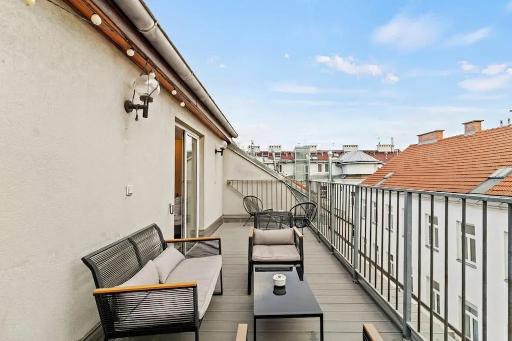 Spacious Apartment next to Shopping Mall with Balcony - 2