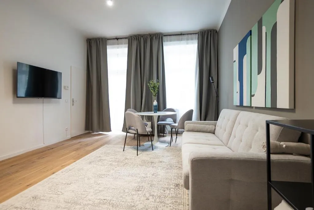 Spacious cosy apartment with a balcony and a king-size bed 15 minutes away from Stephansdom
