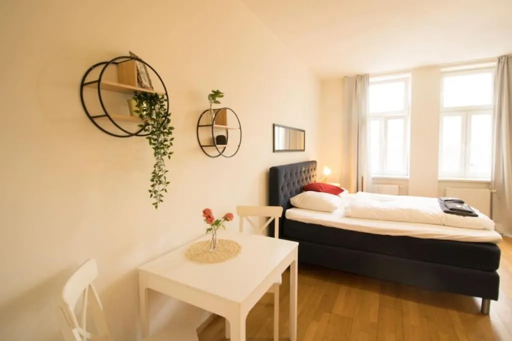 Studio-Apartment between Schoenbrunn & the City Center (20)