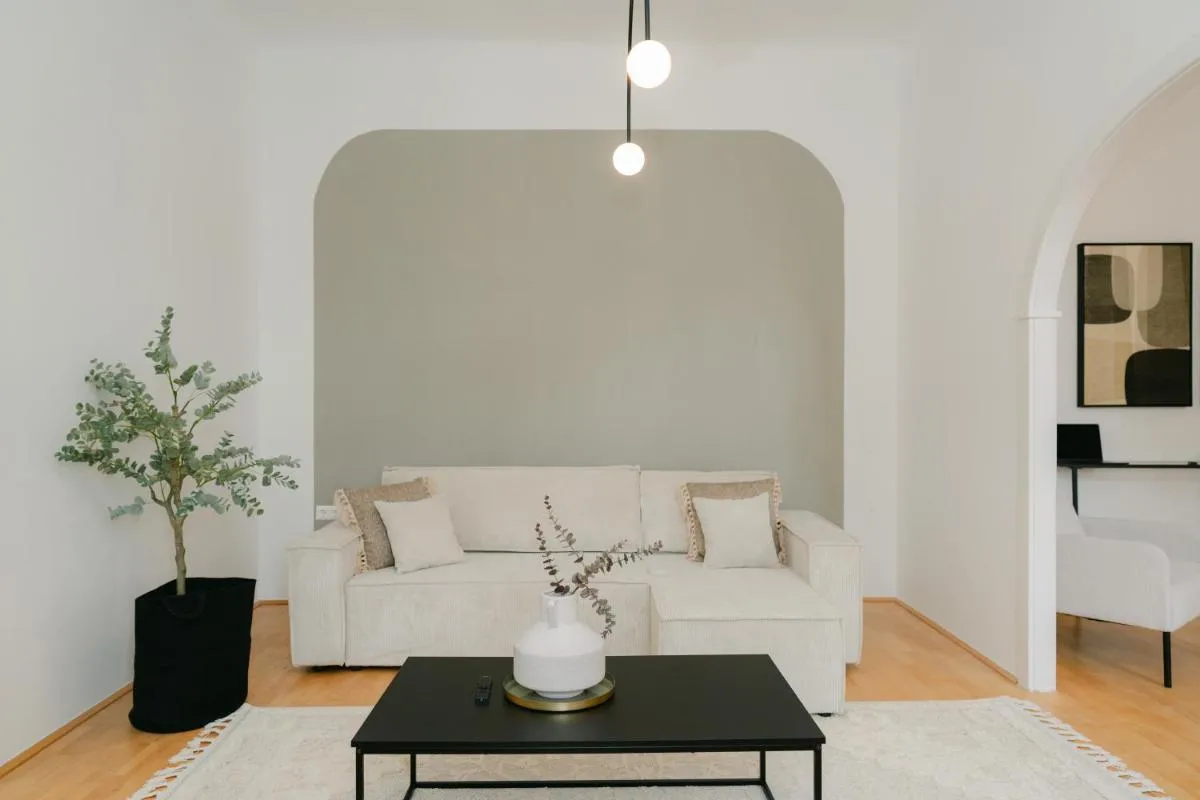 Stylish APT for 4-6, 5 min to center, No Elevator Until End 2024 - 3