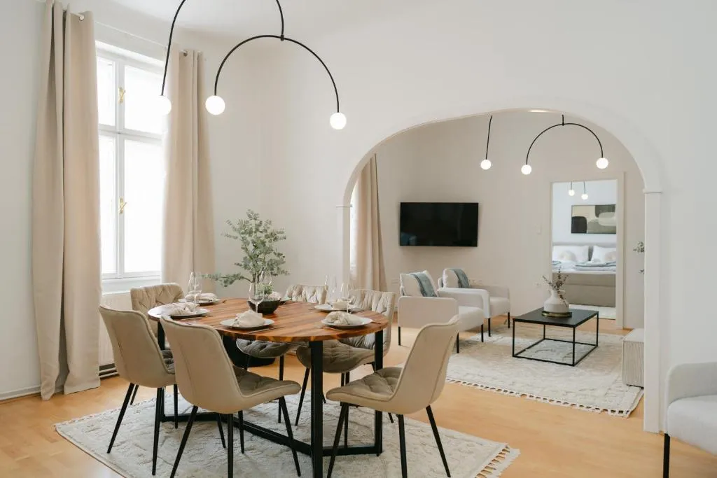 Stylish APT for 4-6, 5 min to center, No Elevator Until End 2024