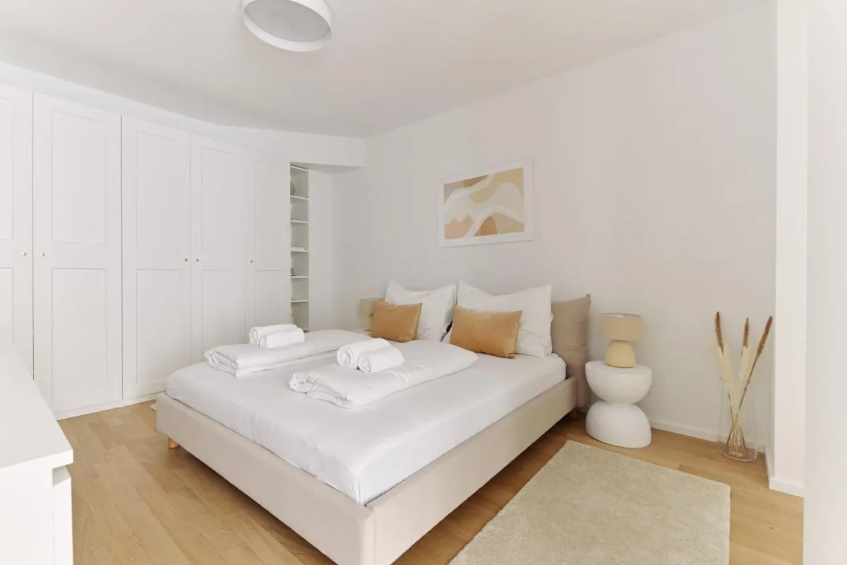 Stylish & Modern Apartment – Private Garden & Free Parking - 3