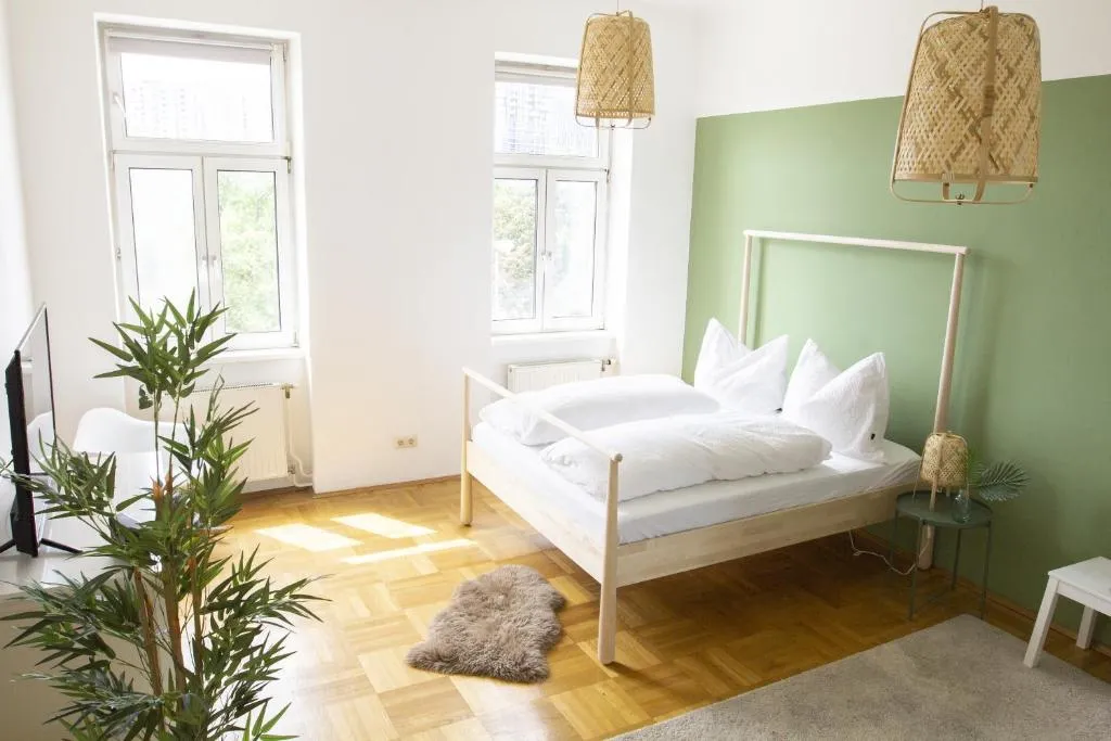 Sunny Apartment near Belvédère Castle