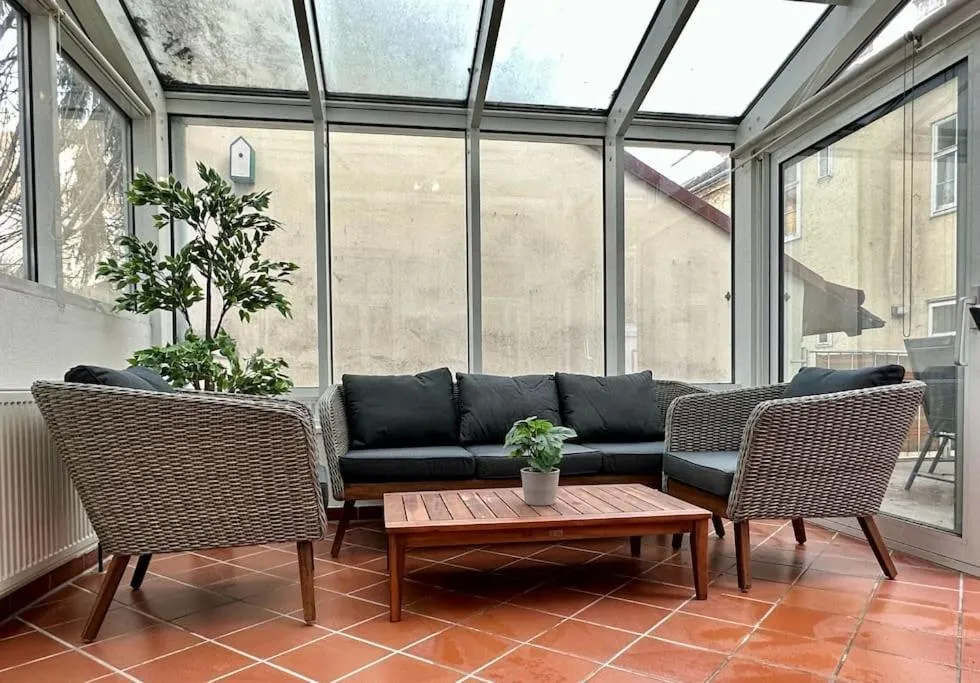 Very Spacious Apartment with a Wintergarden and Terrace, 1 Minute to Tram Station - 2