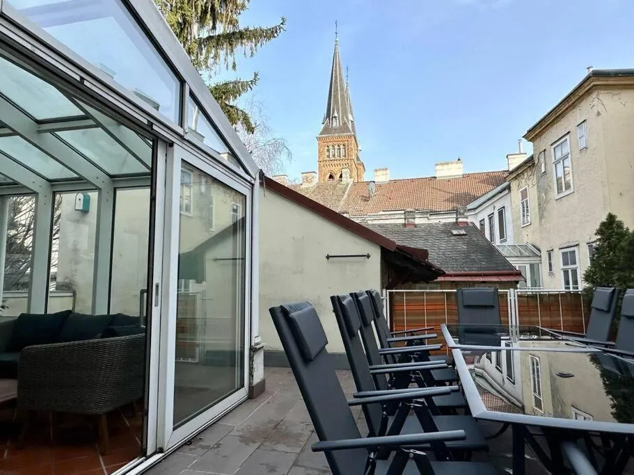 Very Spacious Apartment with a Wintergarden and Terrace, 1 Minute to Tram Station - 3