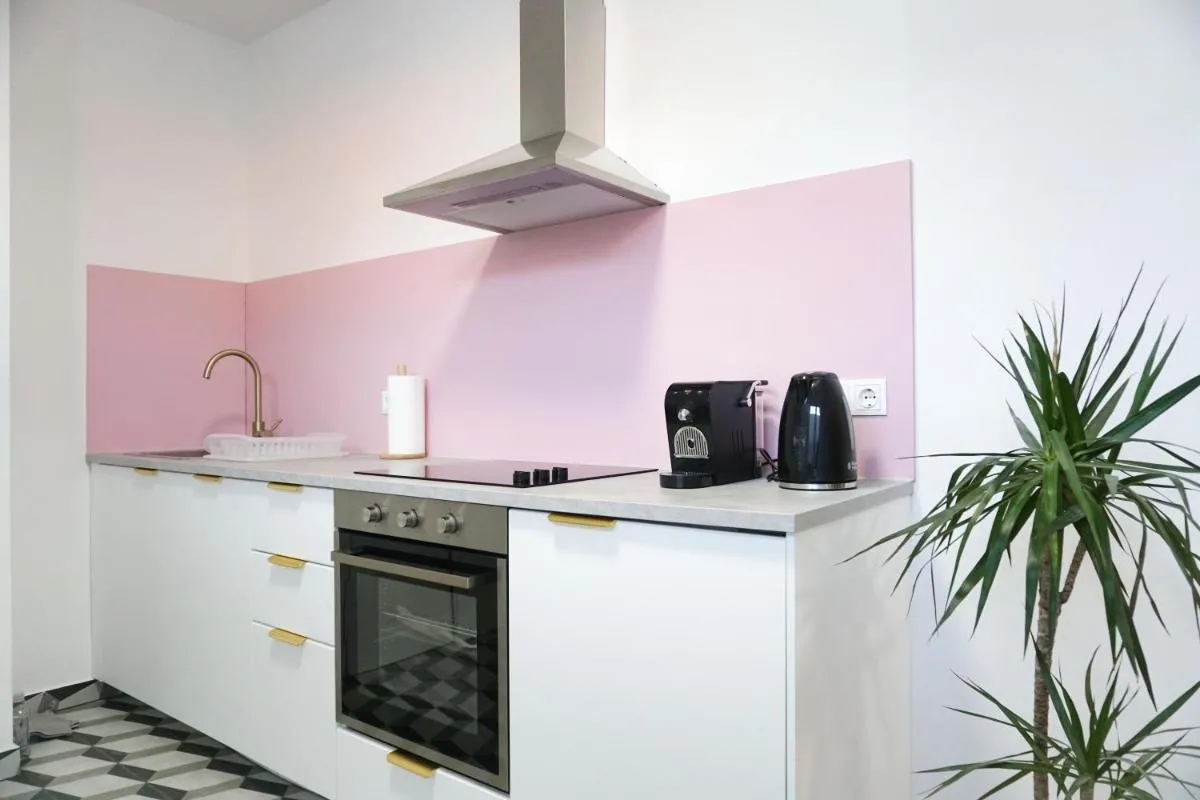 Vibrant Design Apartments – Full Kitchen – Wi-Fi – 18 Mins to City Centre - 3