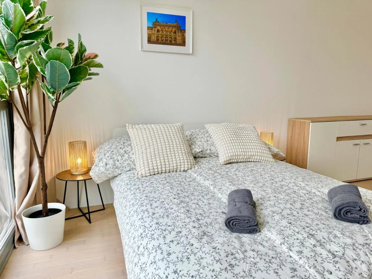 90 m2 Spacious Apartment with Free Parking - 2