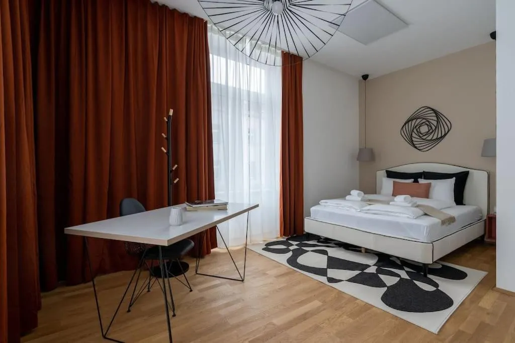 Artful 1BR Suite, City Nearby by HM - 2