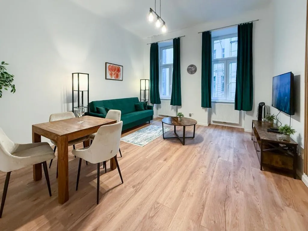 Brand new renovated, NEW AC, City Centre, quiet street, Public Transport