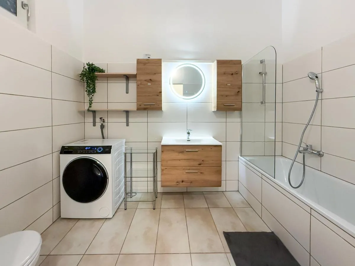 Brand new renovated, NEW AC, City Centre, quiet street, Public Transport - 3