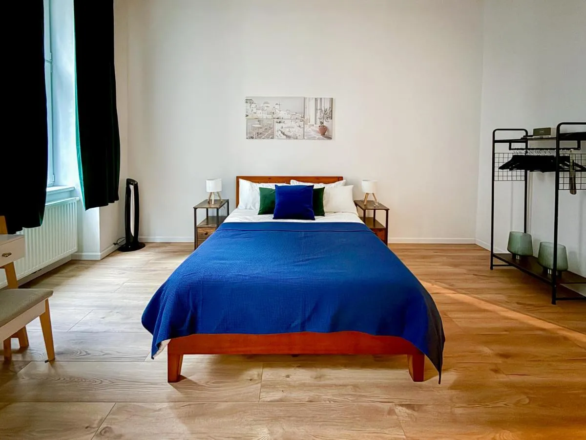 Brand new renovated, NEW AC, City Centre, quiet street, Public Transport - 2