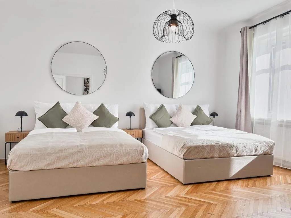Bright – 3BR – Fast Wifi – At Bus and Tram Station