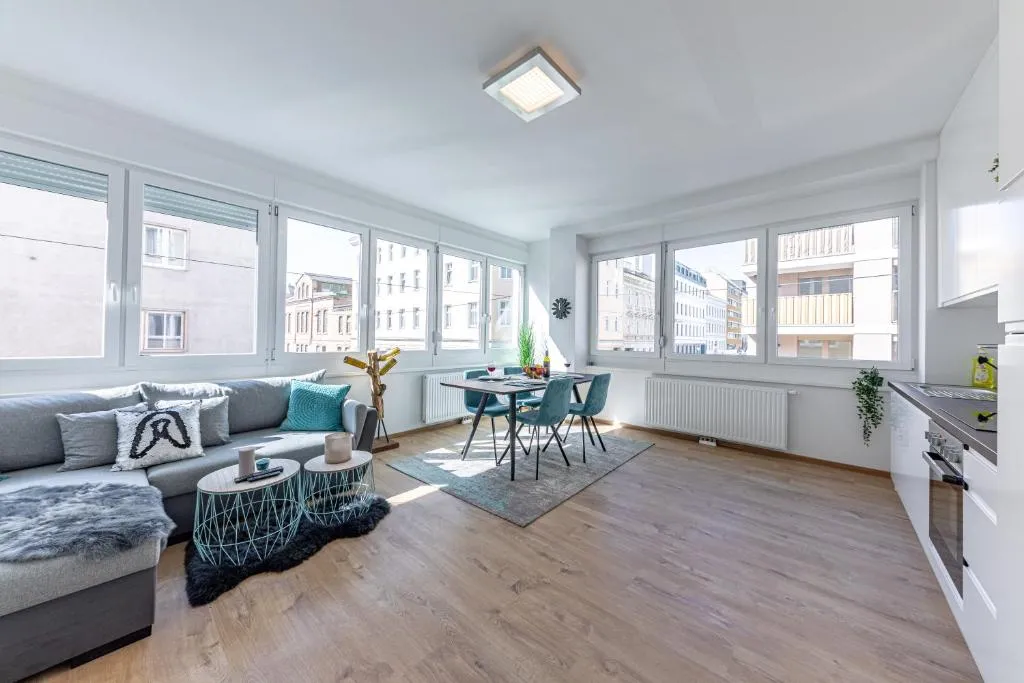 Bright & Sunny by JR City Apartments