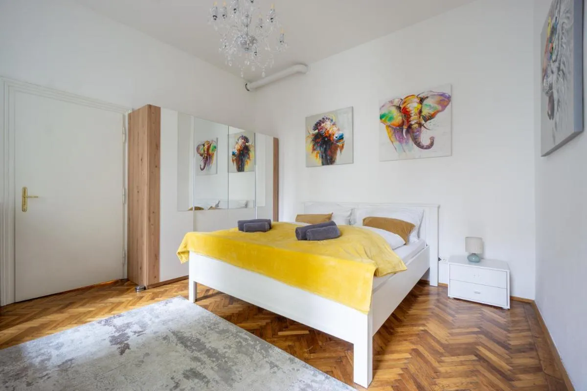 Central apartment in Viennese old building - 2