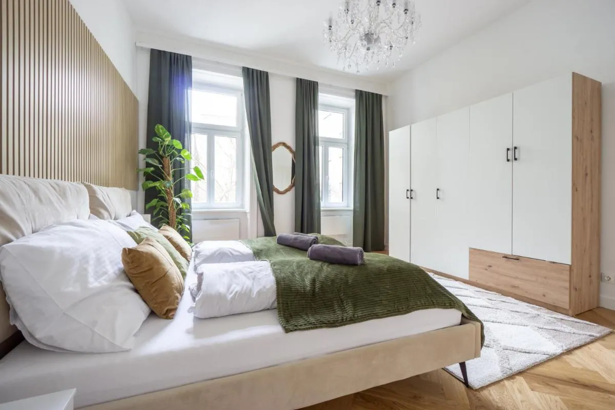 Central elegant Heritage Apartment with modern comfort - 2