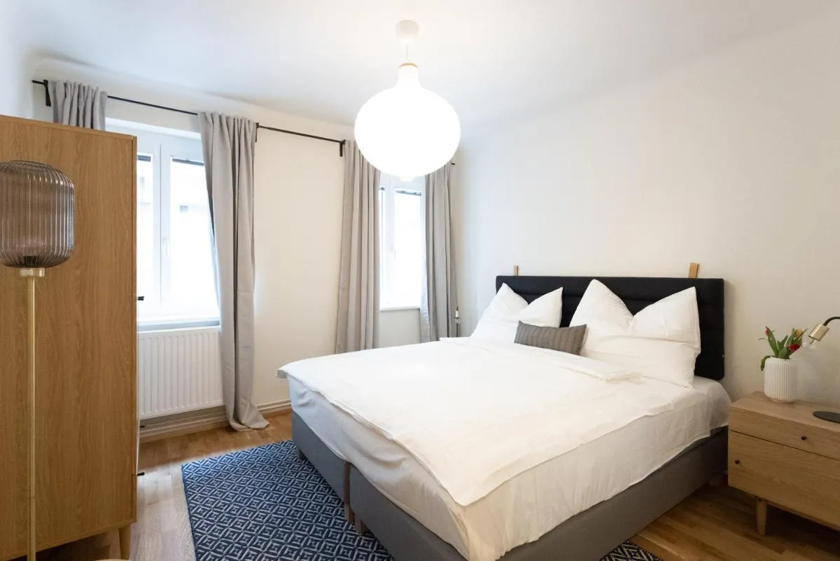 Chic 1-Bed Apt by Canal Walk to Historic Centre - 2