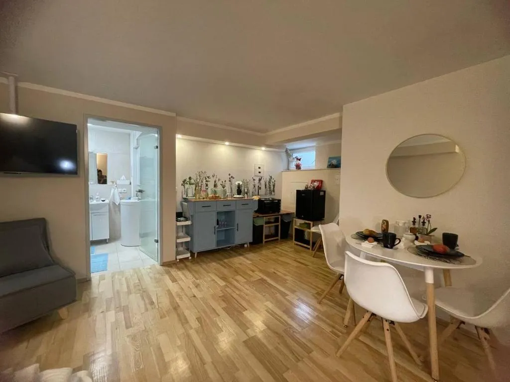 City and Wellness Oase, House floor, garden, jacuzzi, small breakfast, close to U1 station
