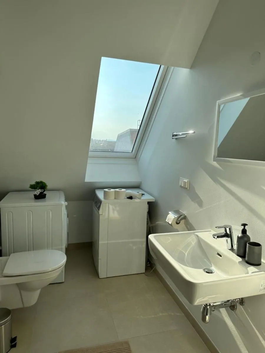 Contemporary Apartment with Stunning Views 20 - 3
