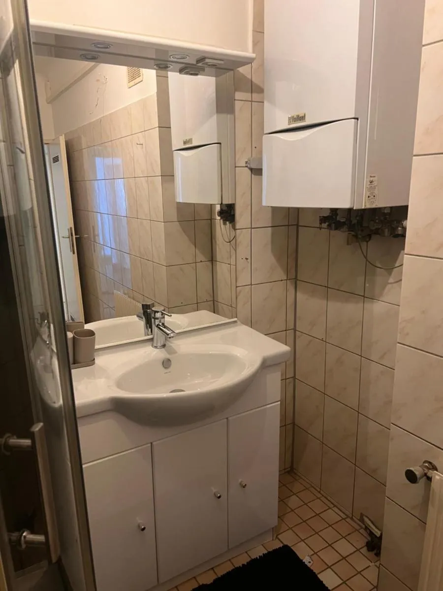 Cozy 2-Bedroom Retreat Near Subway and City Center - 3