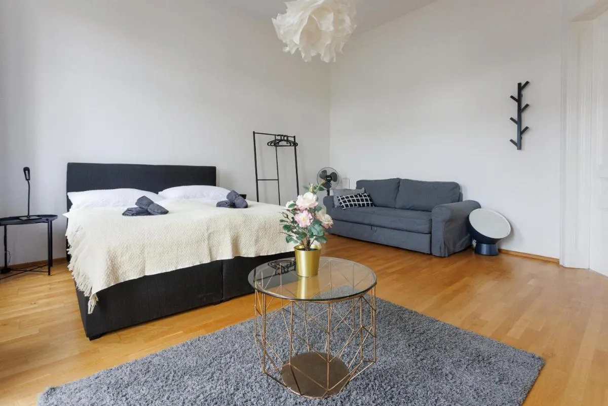Cozy City Center Apartment - 3