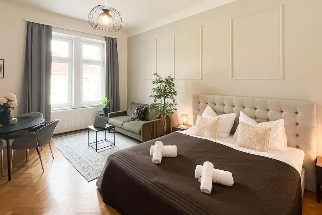 Cozy & Central 2 Bedroom Apartment