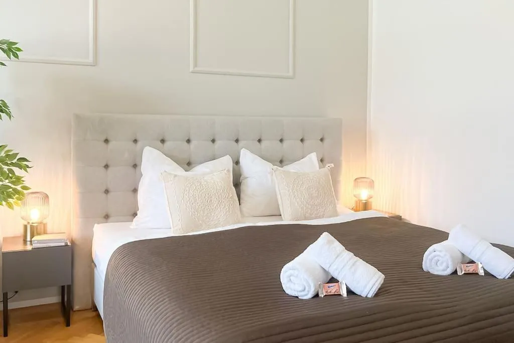 Cozy & Central 2 Bedroom Apartment - 3