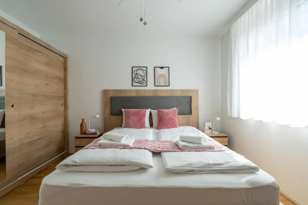 Elegant 1BR Flat with Balcony by HM - 2