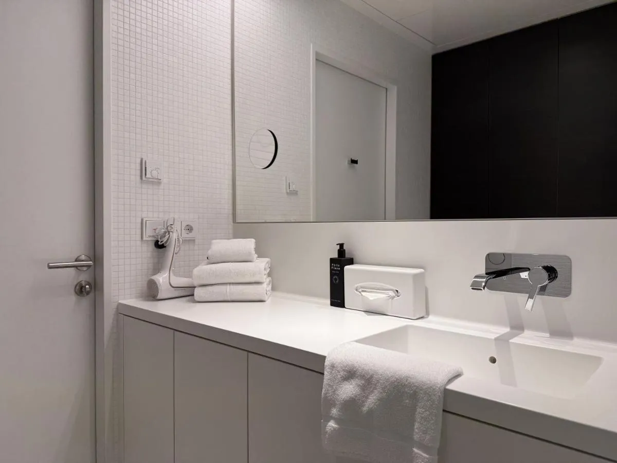 Luxury City Apartment with Skyline View - 3