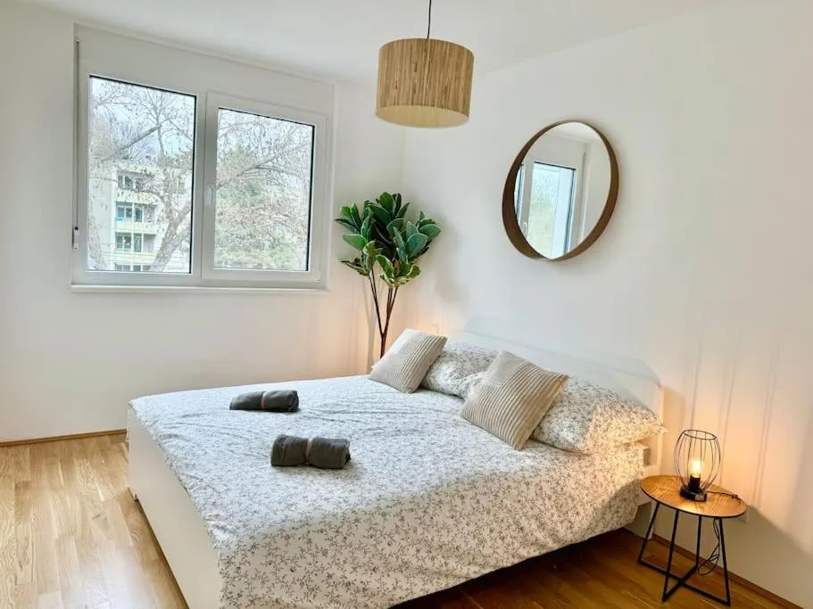 Modern Danube Apartment with Balcony & Free Parking - 2