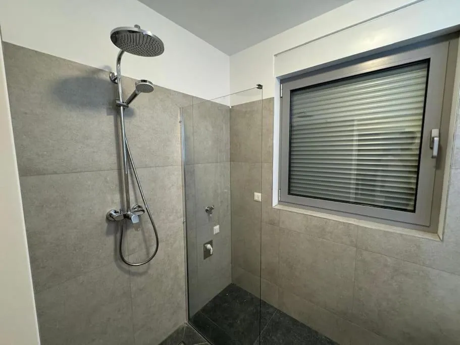 Rooftop Apartment with Balcony & Free Parking - 3