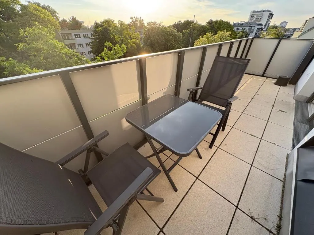 Rooftop Modern Apartment with Free Parking
