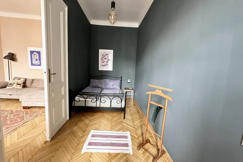 Ruhige & große Altbauwohnung 7min zum Zentrum