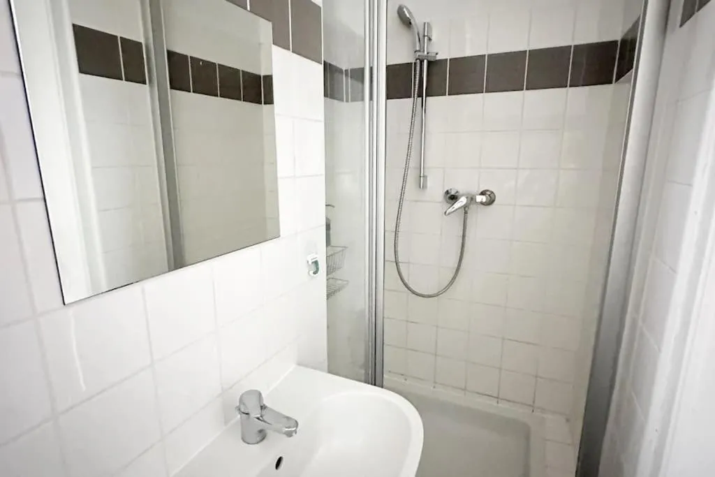 Ruhige & große Altbauwohnung 7min zum Zentrum - 3
