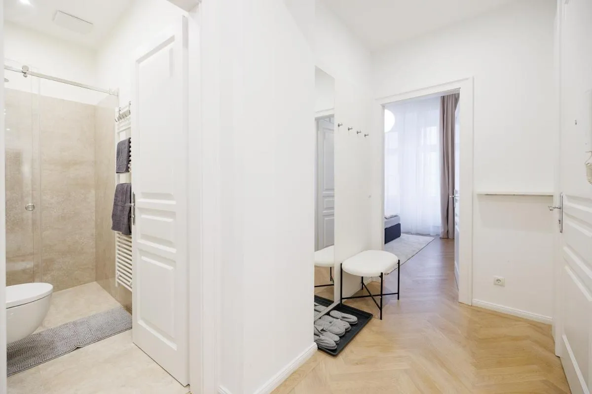 Stylish 1-Bedroom 2-Bath by Canal Minutes from Historic Centre - 3