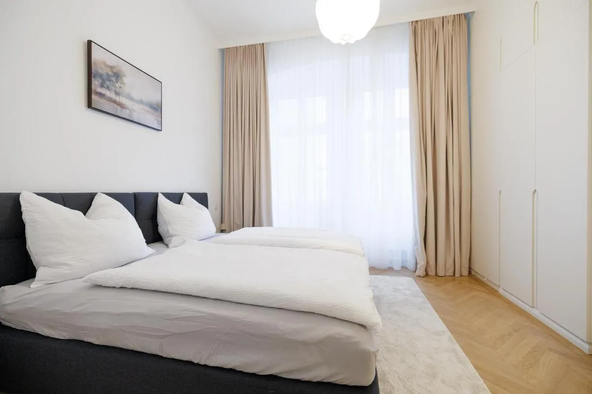 Stylish 1-Bedroom 2-Bath by Canal Minutes from Historic Centre - 2