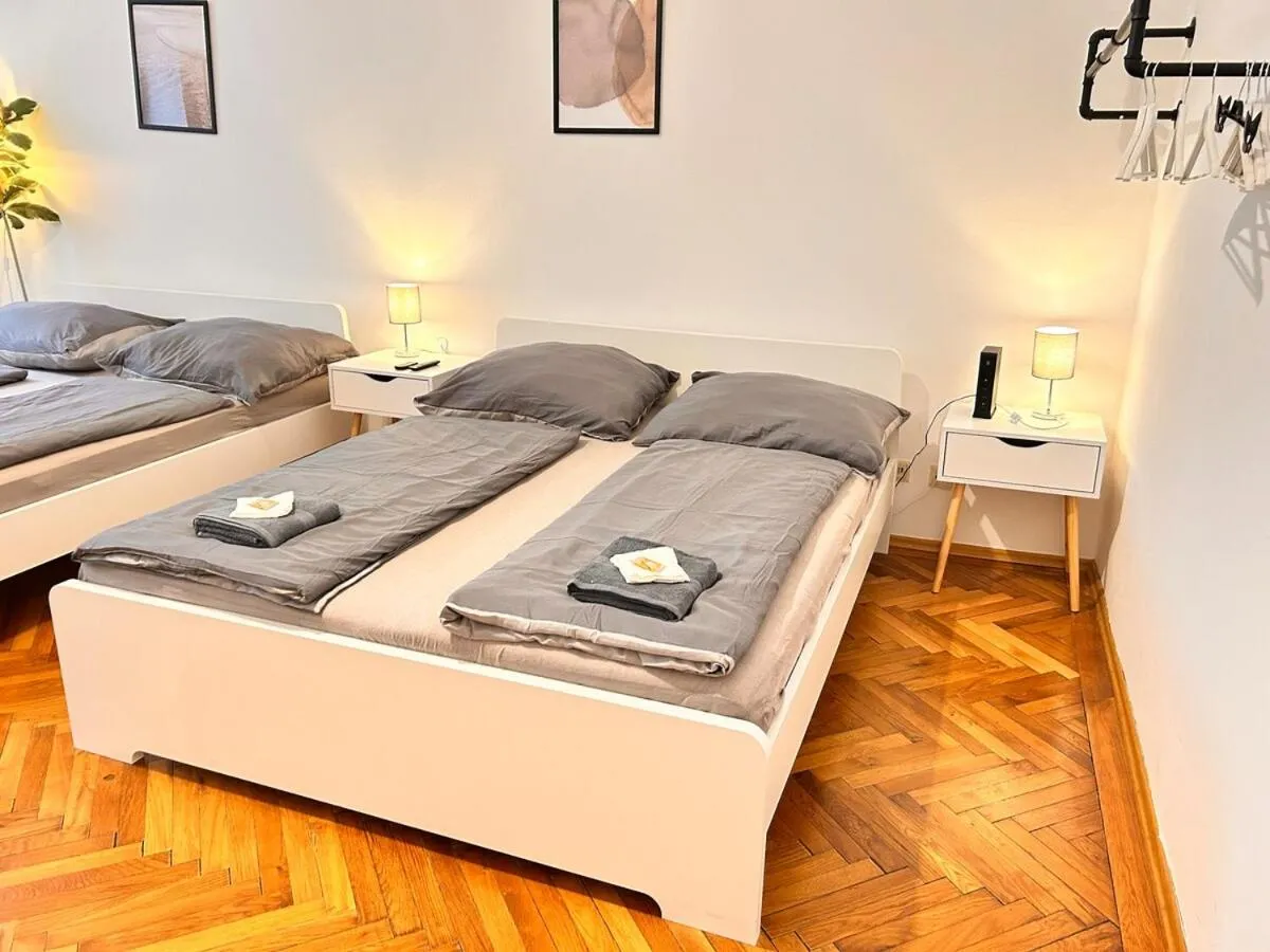 Stylish Flat with 2 Double Beds for 4 people 15a - 2