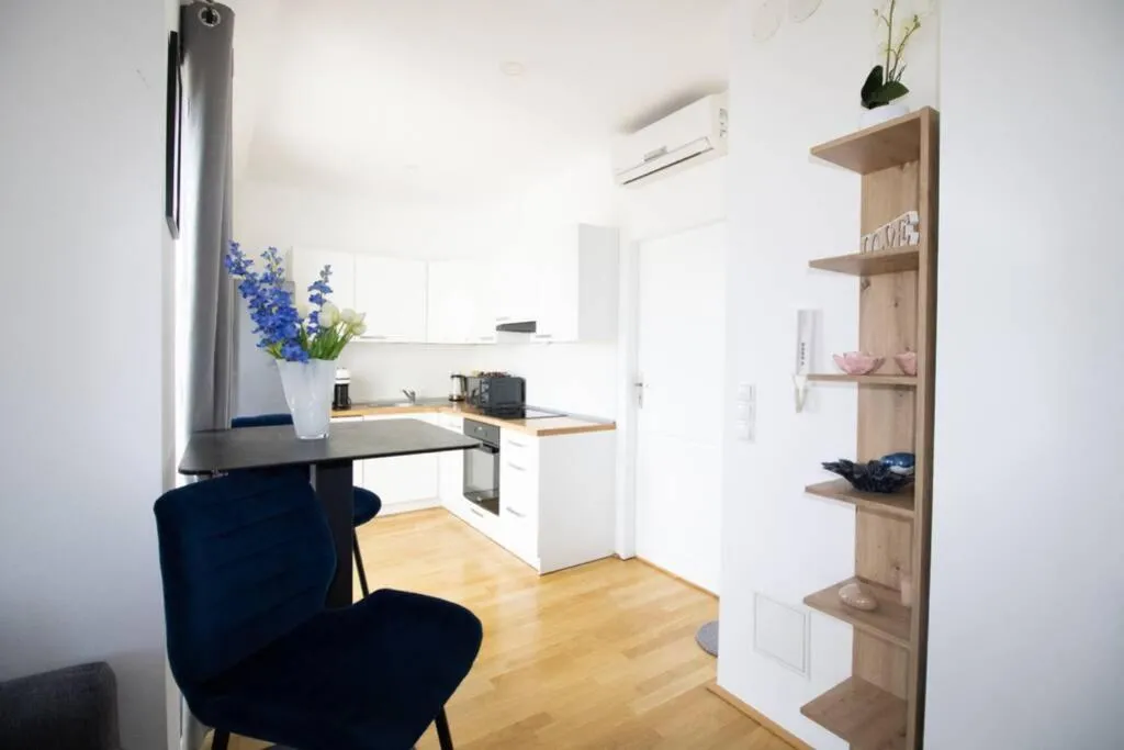 Sunny & Cozy Penthouse with Balcony l DG4’14 - 2